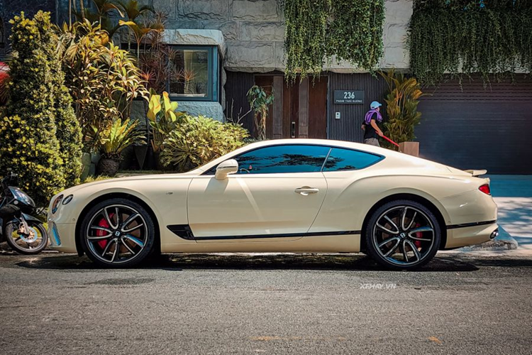 Chiếc xe siêu sang Bentley Continental GT của Cường Đô la thường được anh sử dụng trong những chuyến du lịch cùng gia đình. Phần đầu xe gây ấn tượng với lưới tản nhiệt mở rộng, rãnh lưới đan chéo hình vảy rồng.