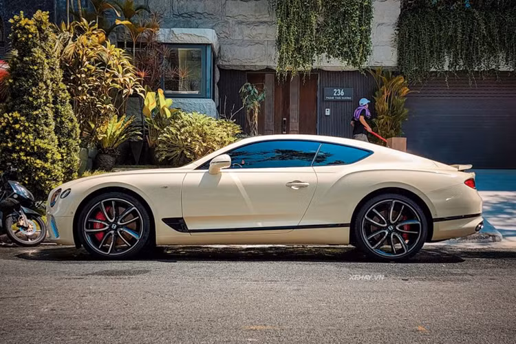 Chiếc xe siêu sang Bentley Continental GT của Cường Đô la thường được anh sử dụng trong những chuyến du lịch cùng gia đình. Phần đầu xe gây ấn tượng với lưới tản nhiệt mở rộng, rãnh lưới đan chéo hình vảy rồng.