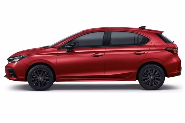 Thiết kế khu vực đèn sương mù cũng được tinh chỉnh hầm hố hơn. Phía sau, xe có cụm đèn hậu với đồ họa tương tự bản sedan. Trên phiên bản RS, cản sau được bổ sung các cánh khuếch tán gió, mang lại dáng vẻ thể thao hơn.