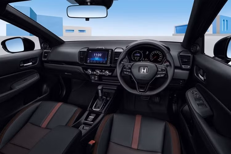 Trên biến thể e:HEV, ổ cắm điện 12V cho hành khách phía sau đã được thay thế bằng hai cổng sạc USB-C, đồng thời có thêm một túi nhỏ bên trong để đựng điện thoại thông minh phía sau hàng ghế trước.