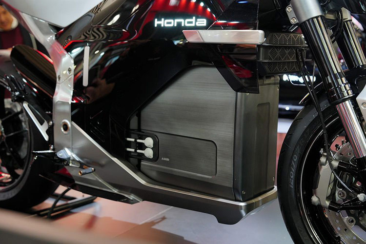 Hệ thống cho phép cả sạc nhanh DC và sạc chậm AC. Mẫu xe máy điện Honda EV Fun này sẽ có phạm vi hoạt động dự kiến hơn 100 km.