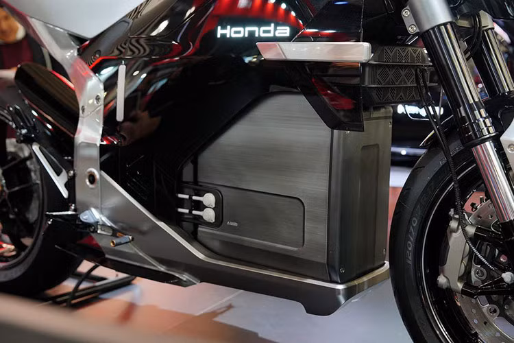 Hệ thống cho phép cả sạc nhanh DC và sạc chậm AC. Mẫu xe máy điện Honda EV Fun này sẽ có phạm vi hoạt động dự kiến hơn 100 km.