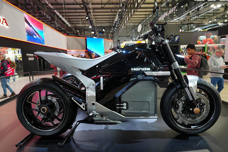 Mẫu môtô điện Honda EV Fun này không được trang bị côn tay hay cần chuyển số mà lại có phanh trước trên tay lái trái, phanh sau ở bàn đạp trái.