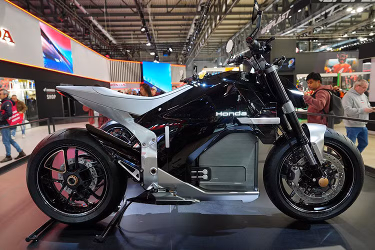 Mẫu môtô điện Honda EV Fun này không được trang bị côn tay hay cần chuyển số mà lại có phanh trước trên tay lái trái, phanh sau ở bàn đạp trái.