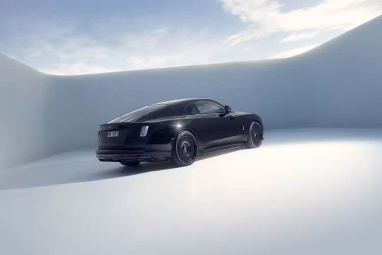 Mẫu xe vẫn được trang bị động cơ điện tạo ra công suất 577 mã lực và mô-men xoắn cực đại 895 Nm. Rolls-Royce Spectre chạy điện chỉ cần 4,4 giây để tăng tốc từ 0 – 96 km/h và có phạm vi hoạt động lên tới 428 km với trang bị bộ pin 120 kWh.