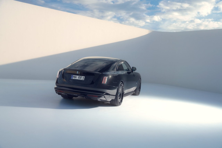 Spofec cũng đã hạ thấp chiều cao tổng thể của chiếc Spectre xuống thêm khoảng 35 mm với hệ thống treo khí nén thích ứng. Spofec cho biết hệ thống treo mới sẽ cải thiện một chút khả năng xử lý của chiếc xe chạy hoàn toàn bằng điện mà không ảnh hưởng gì đến độ êm ái vốn có của chiếc xe siêu sang.