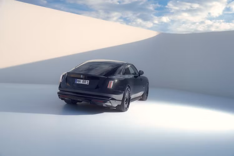 Spofec cũng đã hạ thấp chiều cao tổng thể của chiếc Spectre xuống thêm khoảng 35 mm với hệ thống treo khí nén thích ứng. Spofec cho biết hệ thống treo mới sẽ cải thiện một chút khả năng xử lý của chiếc xe chạy hoàn toàn bằng điện mà không ảnh hưởng gì đến độ êm ái vốn có của chiếc xe siêu sang.