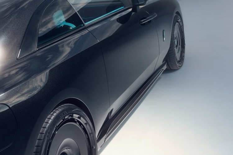 Một điểm nổi bật khác chính là bộ mâm hợp kim SP3 24 inch kích thước lớn do Vossen sản xuất, trước đây đã được trang bị trên các mẫu Phantom và Cullinan đã được điều chỉnh bởi Spofec.