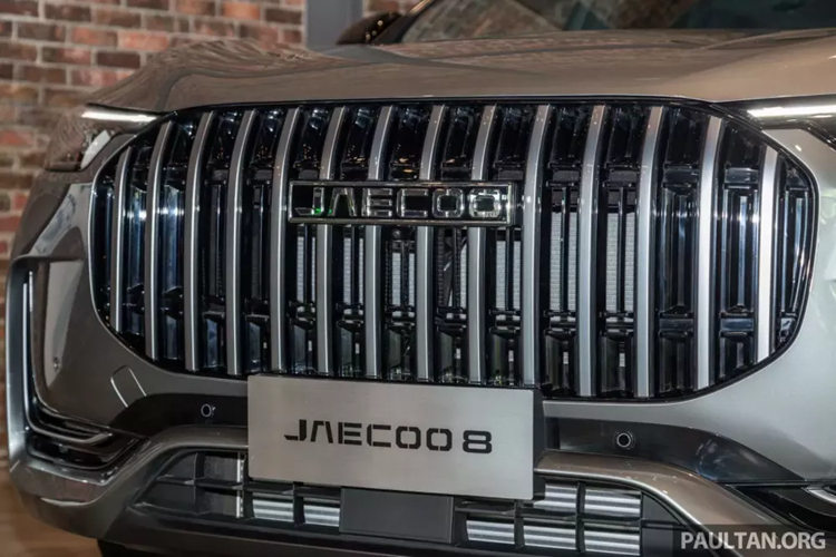 Bên cạnh đó là cụm đèn pha nằm ngang nhỏ gọn, tích hợp đèn LED định vị ban ngày... và khe gió hình chữ "L" ở hai góc đầu xe, trang trí bằng nẹp màu bạc.