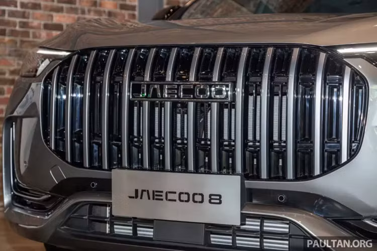 Bên cạnh đó là cụm đèn pha nằm ngang nhỏ gọn, tích hợp đèn LED định vị ban ngày... và khe gió hình chữ "L" ở hai góc đầu xe, trang trí bằng nẹp màu bạc.