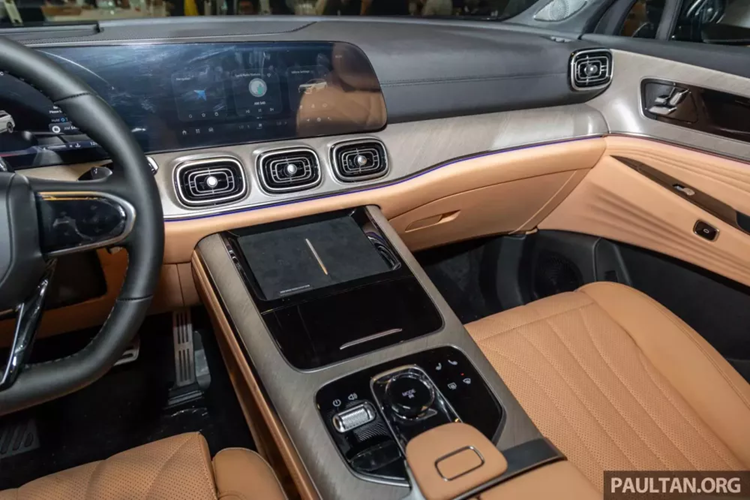 Hệ thống điều hòa tự động 2 vùng độc lập với cửa gió dành cho hàng ghế sau, ghế trước chỉnh điện, hệ thống âm thanh Sony 14 loa, màn hình hiển thị thông tin kính lái HUD, đèn viền trang trí nội thất và cửa sổ trời toàn cảnh cũng được trang bị cho xe.