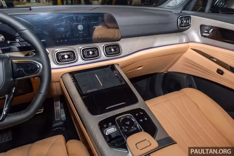 Hệ thống điều hòa tự động 2 vùng độc lập với cửa gió dành cho hàng ghế sau, ghế trước chỉnh điện, hệ thống âm thanh Sony 14 loa, màn hình hiển thị thông tin kính lái HUD, đèn viền trang trí nội thất và cửa sổ trời toàn cảnh cũng được trang bị cho xe.