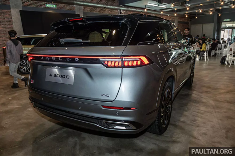 Đồng thời, mẫu xe SUV Jaecoo J8 2024 cũng là phiên bản dành cho thị trường quốc tế của mẫu xe Chery Tiggo 9 hiện đang bán tại Trung Quốc. Ra mắt toàn cầu tại Doha, Qatar, vào tháng 10/2023, Jaecoo J8 được định vị trong phân khúc SUV hạng trung.