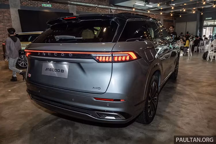 Đồng thời, mẫu xe SUV Jaecoo J8 2024 cũng là phiên bản dành cho thị trường quốc tế của mẫu xe Chery Tiggo 9 hiện đang bán tại Trung Quốc. Ra mắt toàn cầu tại Doha, Qatar, vào tháng 10/2023, Jaecoo J8 được định vị trong phân khúc SUV hạng trung.