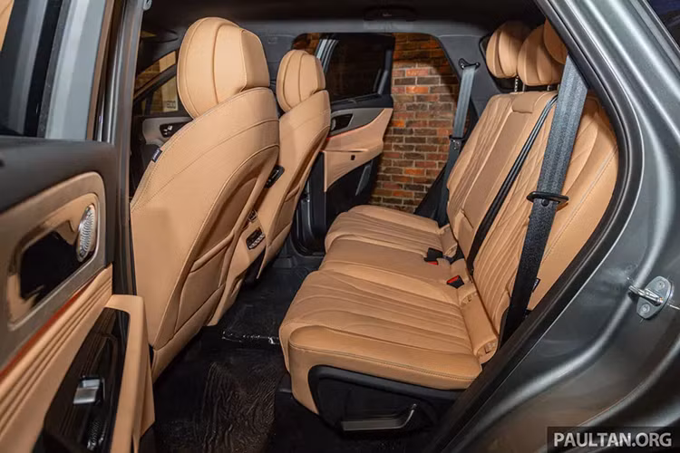 Bên cạnh đó là những chi tiết màu bạc như nẹp trên cửa cốp và 2 đầu ống xả giả. Xe cũng có cửa cốp đóng/mở chỉnh điện và cánh gió mui tích hợp đèn phanh trên cao.