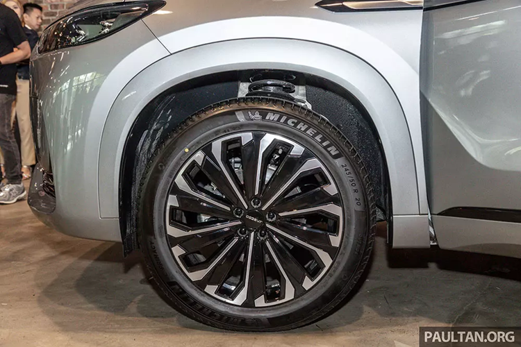 Ở bên sườn, Jaecoo J8 2024 được trang bị tay nắm cửa ẩn như xe điện và nóc dốc mượt mà về phía sau. Chiếc xe được trưng bày tại Malaysia sử dụng vành hợp kim 20 inch với thiết kế đa chấu và phay xước 2 màu.