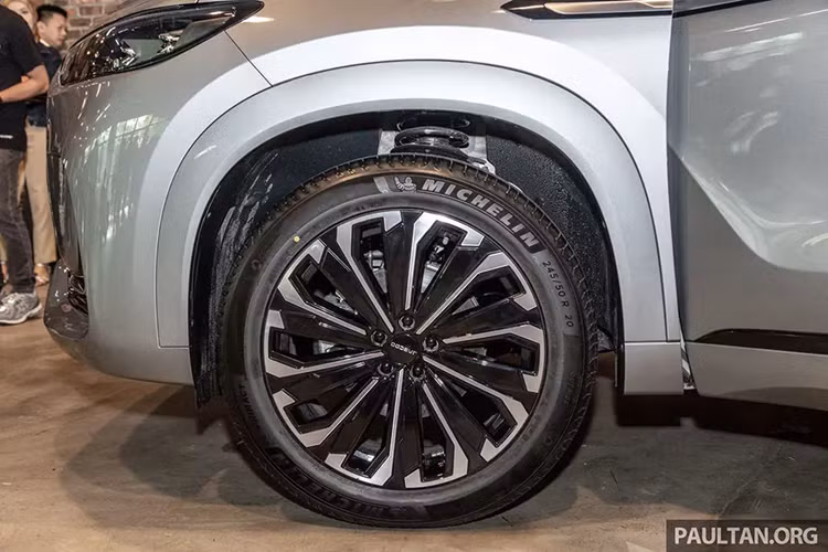 Ở bên sườn, Jaecoo J8 2024 được trang bị tay nắm cửa ẩn như xe điện và nóc dốc mượt mà về phía sau. Chiếc xe được trưng bày tại Malaysia sử dụng vành hợp kim 20 inch với thiết kế đa chấu và phay xước 2 màu.