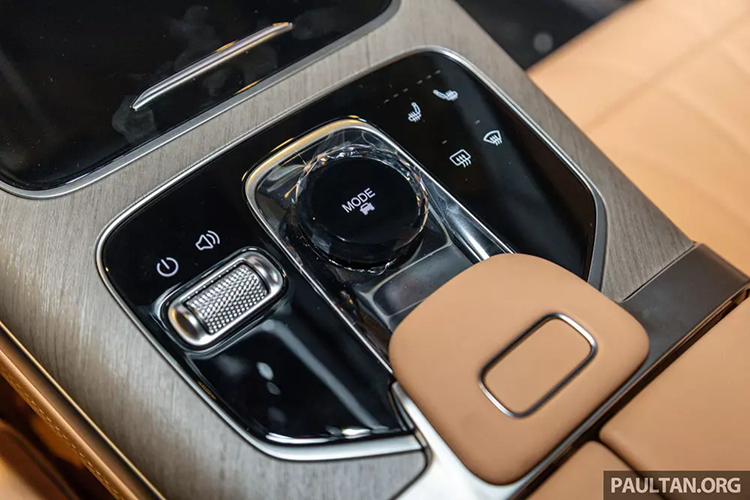 Ở cụm điều khiển trung tâm, mẫu xe này có 2 sạc điện thoại không dây với tính năng làm mát, núm xoay chọn chế độ lái và thanh cuộn để chỉnh âm lượng.