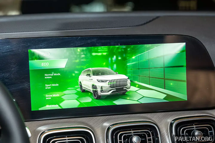 Nội thất của Jaecoo J8 2024 được bọc da và ốp gỗ nhằm tạo cảm giác cao cấp. Xe được trang bị mặt táp-lô với thiết kế đa tầng, màn hình cong tích hợp bảng đồng hồ kỹ thuật số... và màn hình cảm ứng trung tâm cùng có kích thước 12,3 inch cũng như vô lăng vát đáy thể thao.