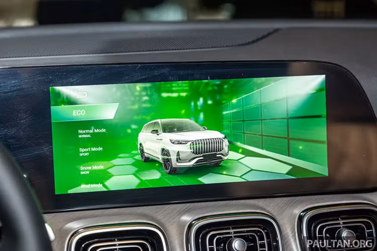 Nội thất của Jaecoo J8 2024 được bọc da và ốp gỗ nhằm tạo cảm giác cao cấp. Xe được trang bị mặt táp-lô với thiết kế đa tầng, màn hình cong tích hợp bảng đồng hồ kỹ thuật số... và màn hình cảm ứng trung tâm cùng có kích thước 12,3 inch cũng như vô lăng vát đáy thể thao.