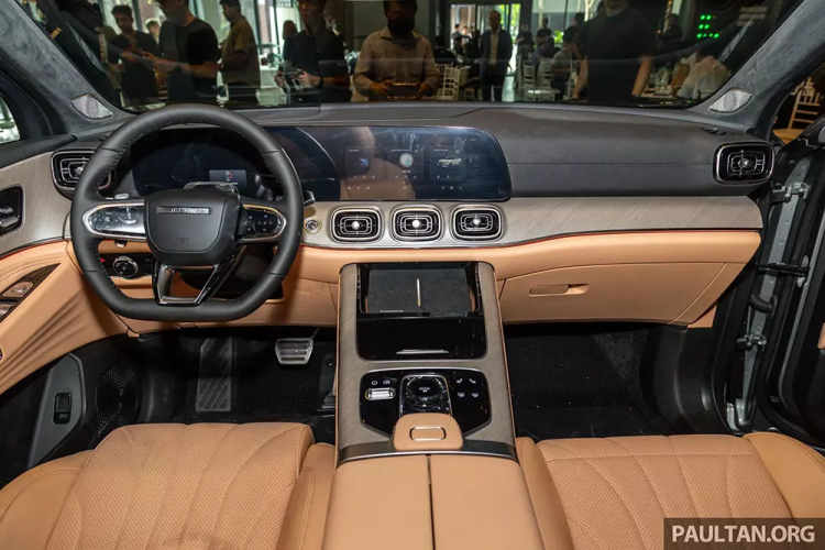 Bên trong xe, Jaecoo J8 2024 được trang bị nội thất 2 hàng ghế hoặc 3 hàng ghế với 3 cấu hình 5 chỗ, 6 chỗ và 7 chỗ ngồi, tùy thị trường phân phối. Chiếc xe trưng bày tại Malaysia có 5 chỗ. Tương tự ngoại thất, thiết kế nội thất của mẫu xe này cũng không khác gì Chery Tiggo 9.