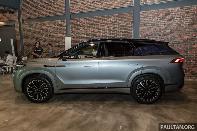 Mẫu xe này có kích thước dài x rộng x cao lần lượt là 4.820 x 1.930 x 1.699 mm và chiều dài cơ sở 2.820 mm. Tương tự Chery Tiggo 9, Jaecoo J8 2024 cũng sở hữu lưới tản nhiệt lục giác cỡ lớn với những nan màu bạc nằm dọc.