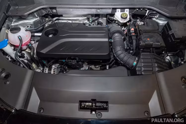 "Trái tim" của Jaecoo J8 2024 là động cơ xăng 4 xi-lanh thẳng hàng, tăng áp, dung tích 2.0L với công suất tối đa 249 mã lực và mô-men xoắn cực đại 385 Nm. Động cơ đi với hộp số tự động ly hợp kép 7 cấp và hệ dẫn động cầu trước hoặc 4 bánh toàn thời gian.