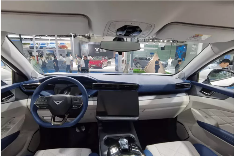 Được định vị là mẫu SUV cỡ trung, Kaiyi Kunlun iHD có kích thước bao gồm chiều dài, chiều rộng và chiều cao lần lượt sẽ là 4.738 mm x 1.968 mm x 1.708 mm, và chiều dài cơ sở 2820 mm, các thông số này không có gì thay đổi so với bản xe xăng.