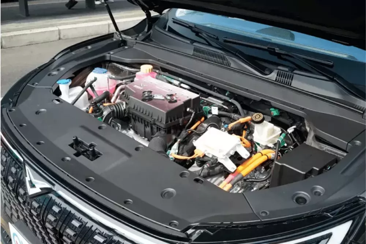 Dựa trên mẫu SUV chạy bằng xăng Kaiyi Kunlun, phiên bản iHD có thiết kế lưới tản nhiệt phía trước không khung lớn được trang trí bằng cấu trúc ma trận điểm và tích hợp đèn pha chia đôi ở hai bên. Đôi mắt LED này thiết kế rất đẹp, và còn dải đèn LED chiếu sáng ban ngày chạy xuống hốc gió trước.