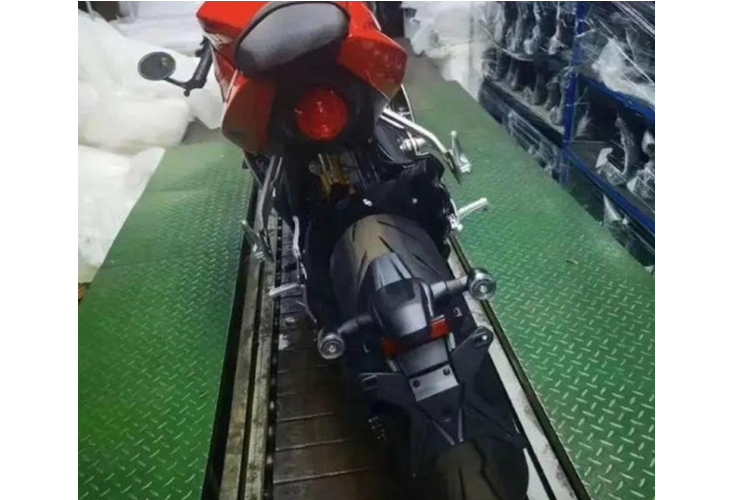 Tại Trung Quốc, mức giá xe QJ SRK 921 SV bán ra khoảng 69.999 NDT (tương đương 245 triệu đồng). Tuy nhiên hiện chưa rõ vì sao QJ Motor dám tạo ra một chiếc xe giống với MV Agusta như vậy.