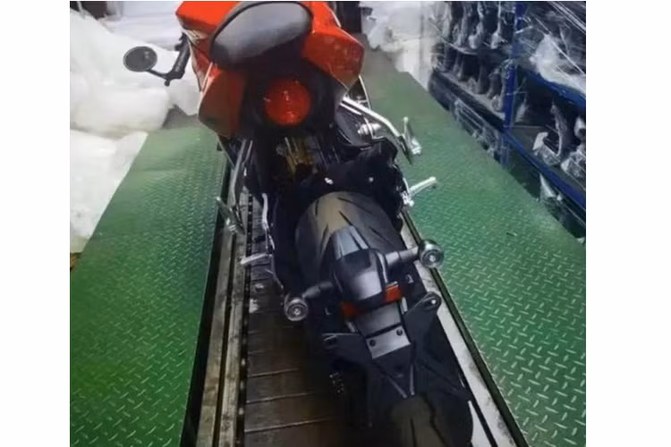 Tại Trung Quốc, mức giá xe QJ SRK 921 SV bán ra khoảng 69.999 NDT (tương đương 245 triệu đồng). Tuy nhiên hiện chưa rõ vì sao QJ Motor dám tạo ra một chiếc xe giống với MV Agusta như vậy.