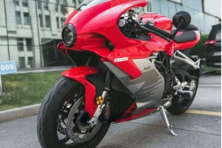 Xe cũng có quây gió với những đường nét mềm mại, gắp đơn và động cơ nhiều xi-lanh thẳng hàng. Không chỉ có thiết kế tương đồng mà QJ SRK 921 SV còn có bộ mâm và phanh cũng khá giống với dòng MV Agusta.