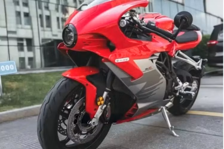 Xe cũng có quây gió với những đường nét mềm mại, gắp đơn và động cơ nhiều xi-lanh thẳng hàng. Không chỉ có thiết kế tương đồng mà QJ SRK 921 SV còn có bộ mâm và phanh cũng khá giống với dòng MV Agusta.