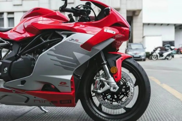 Cung cấp sức mạnh cho mẫu QJ SRK 921 SV là động cơ động cơ bốn xi-lanh thẳng hàng, dung tích 921cc có khả năng sản sinh công suất tối đa 129 mã lực tại 10.000 vòng/phút, mô-men xoắn cực đại 93 Nm tại 8.000 vòng/phút.