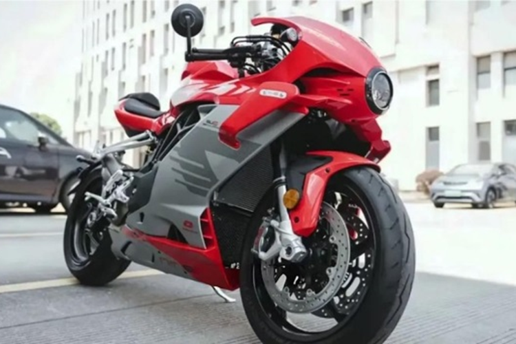 QJ SRK 921 SV của Trung Quốc có ngoại thất màu đỏ pha xám khá cá tính. Xe sở hữu ngoại hình hầm hố đi cùng cụm đèn pha LED hình tròn khiến cho đầu xe nhìn khá giống với đầu tên lửa.