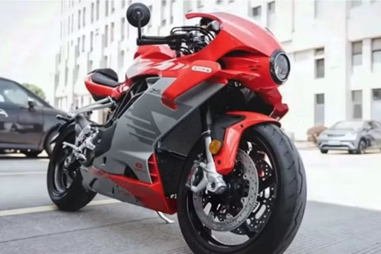 QJ SRK 921 SV của Trung Quốc có ngoại thất màu đỏ pha xám khá cá tính. Xe sở hữu ngoại hình hầm hố đi cùng cụm đèn pha LED hình tròn khiến cho đầu xe nhìn khá giống với đầu tên lửa.