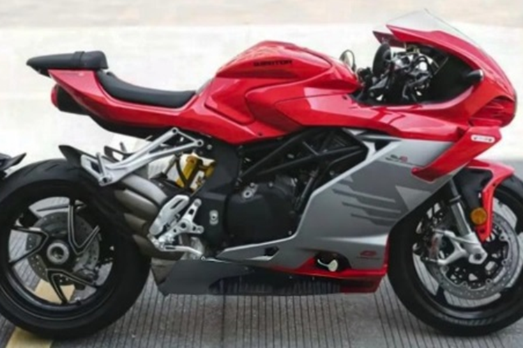 Mẫu xe phân khối lớn này được trang bị màn hình 5 inch TFT có kết nối với smartphone cùng các tính năng an toàn chủ động như: ABS hay điều khiển lực kéo biến thiên theo cua, hoạt động dựa vào nền tảng cảm ứng chuyển động 6 trục.