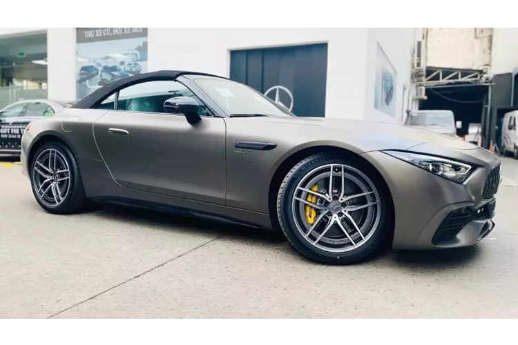 Với đa dạng phân khúc Mercedes-AMG được lòng từ thanh niên, thiếu gia, hot girl cho đến các doanh nhân, nhà sưu tập hay ông lão mái tóc bạc phơ sau vô lăng của các cổ máy Đức này. Tại Việt Nam, dòng xe Mercedes-AMG khá đa dạng, nhưng mới nhất, tinh thần thể thao đã nhất, Mercedes-AMG SL là sự lựa chọn tối ưu.