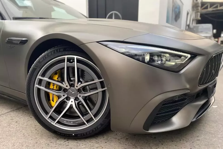 Nếu Mercedes-AMG SL63 quá tầm với của bạn, Mercedes-AMG SL43 sẽ là chỗ thế thân rất hoàn hảo. Đầu tiên, chiếc xe Mercedes-AMG SL43 mà chúng tôi giới thiệu trong bài viết này sở hữu màu sơn xám nhám rất thời trang, đánh gục tất cả những ánh mắt khó tính nào khi mua xe.