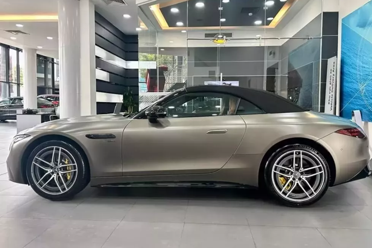 Mercedes-AMG SL43 đang bán chính hãng tại Việt Nam thuộc thế hệ thứ 7, sản xuất từ năm ngoái, chiếc xe này có phần mặt tiền khá ấn tượng với lưới tản nhiệt vòng cung, được tạo hình bằng các nan dọc, nằm chính giữa vẫn là logo ngôi sao 3 cánh.