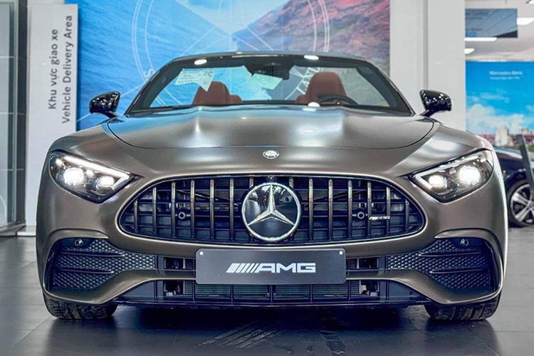 Mercedes-AMG SL43 thế hệ mới đang bán chính hãng tại Việt Nam được trang bị khối động cơ 4 xylanh, dung tích 2.0 lít, sẽ sản sinh ra công suất tối đa 375 mã lực tại tua máy 6.750 vòng/phút và mômen xoắn cực đại 480 Nm tại tua máy 3.250 - 5.000 vòng/phút. Chưa hết, Mercedes-AMG SL43 còn có thể bổ sung thêm 13 mã lực tạm thời thông qua hệ thống hybrid nhỏ.