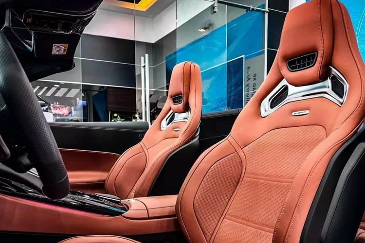 Bước vào bên trong khoang lái của Mercedes-AMG SL43, khách hàng sẽ cảm nhận ngay thế hệ mới có nhiều sự thay đổi, đầu tiên là bộ ghế phong cách thể thao, ôm lấy người ngồi sau vô lăng và ghế phụ, còn hành khách phía sau thoải mái hơn nhiều, đơn giản, hàng ghế thứ 2 dành cho con nhỏ, đi chơi cùng bố mẹ.