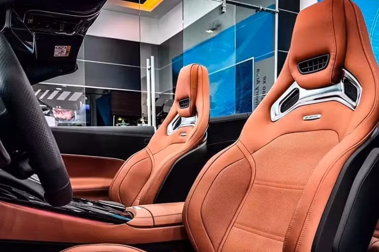 Bước vào bên trong khoang lái của Mercedes-AMG SL43, khách hàng sẽ cảm nhận ngay thế hệ mới có nhiều sự thay đổi, đầu tiên là bộ ghế phong cách thể thao, ôm lấy người ngồi sau vô lăng và ghế phụ, còn hành khách phía sau thoải mái hơn nhiều, đơn giản, hàng ghế thứ 2 dành cho con nhỏ, đi chơi cùng bố mẹ.