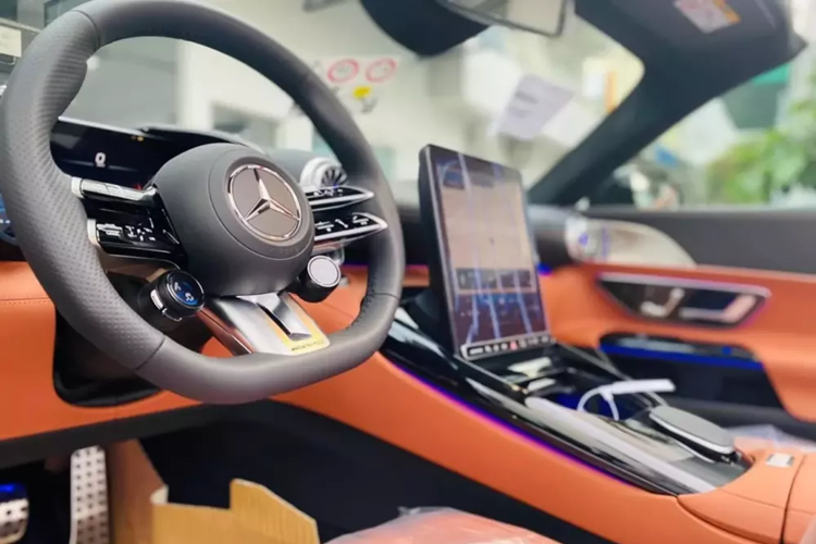 Vòng ra đuôi xe, Mercedes-AMG SL43 thế hệ mới nhất đang bán tại Việt Nam có đèn hậu LED mới, phần khoang hành lý chia làm đôi, để làm chỗ trống cất mui xe. Cuối cùng là việc xe được trang bị ống xả kép đối xứng, dạng tròn.