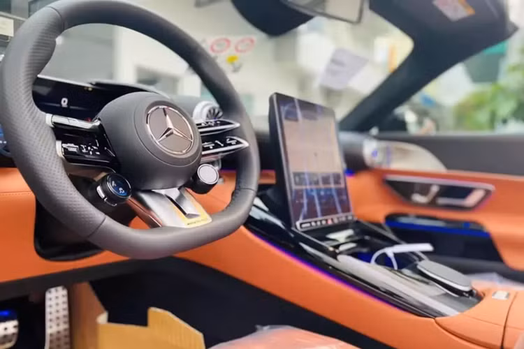 Vòng ra đuôi xe, Mercedes-AMG SL43 thế hệ mới nhất đang bán tại Việt Nam có đèn hậu LED mới, phần khoang hành lý chia làm đôi, để làm chỗ trống cất mui xe. Cuối cùng là việc xe được trang bị ống xả kép đối xứng, dạng tròn.