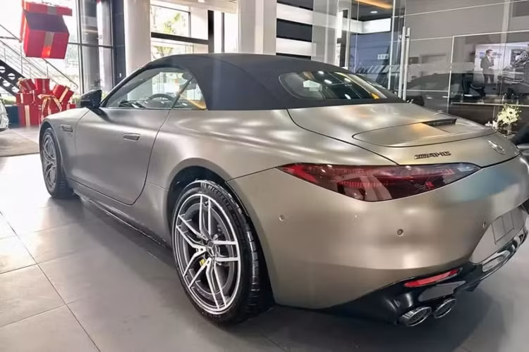 Một tiểu Mercedes-AMG SL63 với ngoại hình hầm hố, nội thất sang trọng, động cơ mạnh mẽ nhưng giá bán hợp lý, vì thế, Mercedes-AMG SL43 2024 mui trần sẽ là lựa chọn rất đáng cân nhắc, cho ai có ý định tìm xế lạ, 2 cửa, mui trần chơi trong dịp Tết Nguyên đán.