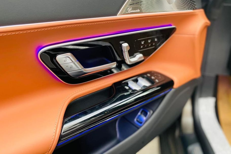 Thời gian đóng hoặc mở mui xe Mercedes-AMG SL43 thế hệ thứ 7 sẽ mất 15 giây, khách hàng chỉ cần ngồi trong khoang lái, nhấn nút, chiếc xe này sẽ tự động biến thành mui trần, hoặc đóng mui lại.