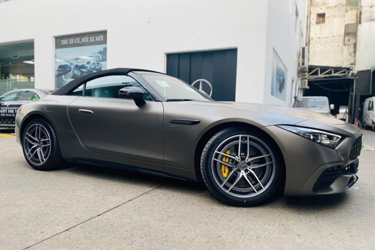 Tất nhiên với 1 chiếc xe có giá gần 7 tỷ đồng như Mercedes-AMG SL43, phần da bọc ghế được quan tâm, lựa chọn chất da cao cấp, khách có thể chọn màu xám nhám cùng nội thất đỏ, trông rất lôi cuốn, thể hiện đúng chất 1 chiếc xe thể thao hạng sang.