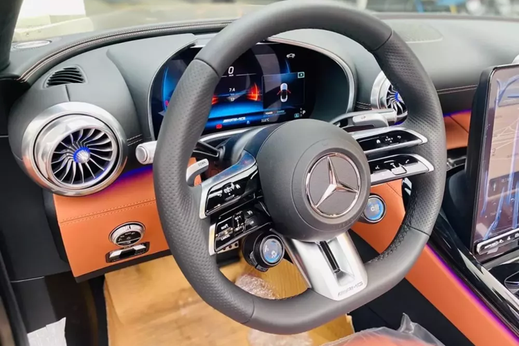 Đương nhiên rồi, sẽ thật sự thiếu xót nếu bỏ qua chi tiết cuối cùng, quan trọng nhất của dòng xe Mercedes-AMG SL43 2024 chính là mui xe, chiếc xe thể thao này sở hữu mui mềm, thay vì kim loại như trước đây, điều này giúp trọng lượng xe giảm cân đến 21 kg.