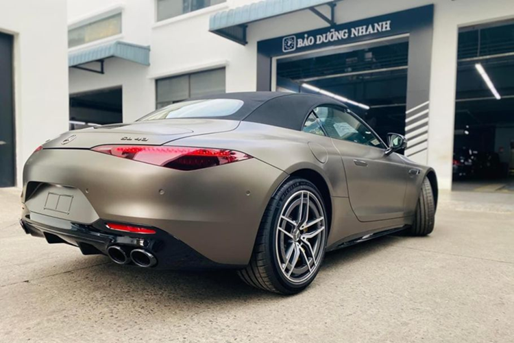 Sức mạnh trên dòng xe thể thao Mercedes-AMG SL43 sẽ đi kèm với hộp số MCT tự động 9 cấp của AMG, nhờ đó, giúp xe có khả năng tăng tốc từ vị trí xuất phát lên 100 km/h chỉ trong thời gian 4,9 giây, trước khi xe đạt vận tốc tối đa 275 km/h. Muốn trải nghiệm đã nhất trên dòng xe Mercedes-AMG SL43 thế hệ mới, bạn chọn ngay gói nâng cấp tùy chọn AMG Dynamic Plus